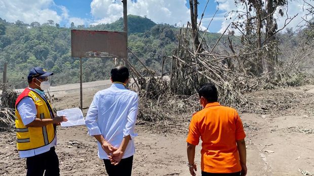 Presiden Jokowi meninjau Jembatan Besuk Koboan yang runtuh akibat erupsi Gunung Semeru pada Selasa, 7 Desember 2021. (Foto: Laily Rachev - Biro Pers Sekretariat Presiden)