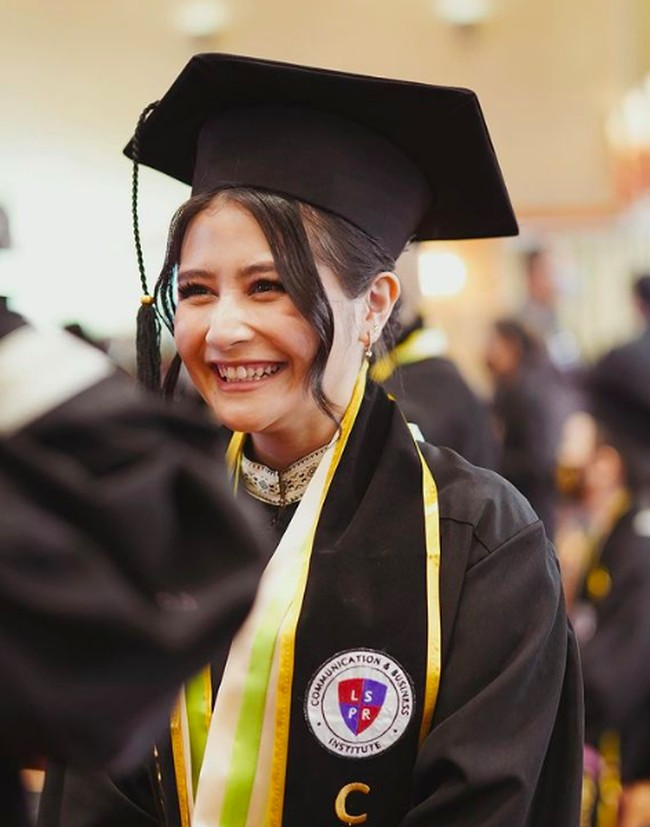 Prilly Latuconsina resmi lulus kuliah dan mendapat gelar Sarjana Ilmu Komunikasi dari Universitas London School of Public Relations. Aktris 25 tahun itu baru saja diwisuda pada Senin (6/12/2021). Foto: dok. Instagram