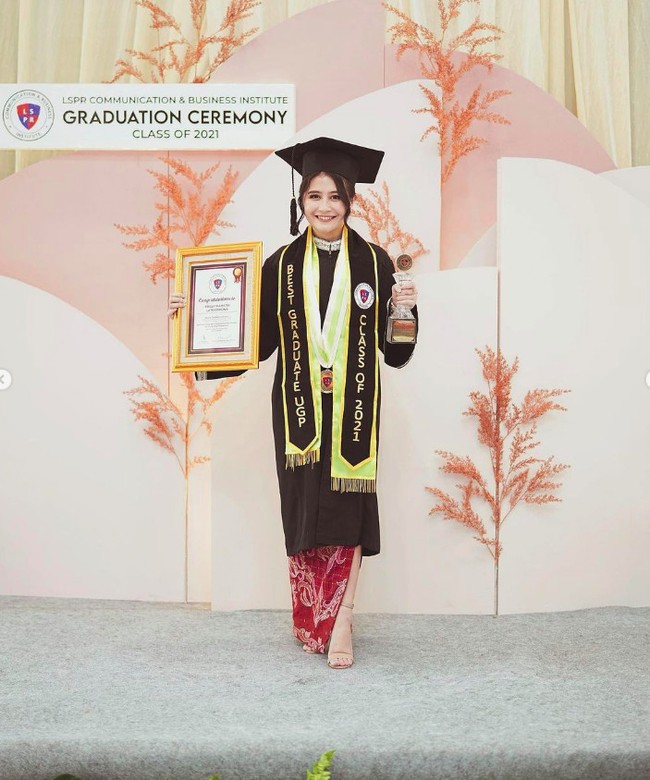 “Bukan perjalanan yang mudah akhirnya sampai di sini. Disiplin waktu dan menyeimbangkan antara pekerjaan dan studi. Tidak terhitung air mata, hari yang melelahkan dan waktu yang tak tidur demi memberikan yang terbaik,” ucapnya. Foto: Instagram Prilly Latuconsina