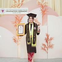 “Bukan perjalanan yang mudah akhirnya sampai di sini. Disiplin waktu dan menyeimbangkan antara pekerjaan dan studi. Tidak terhitung air mata, hari yang melelahkan dan waktu yang tak tidur demi memberikan yang terbaik,” ucapnya. Foto: Instagram Prilly Latuconsina