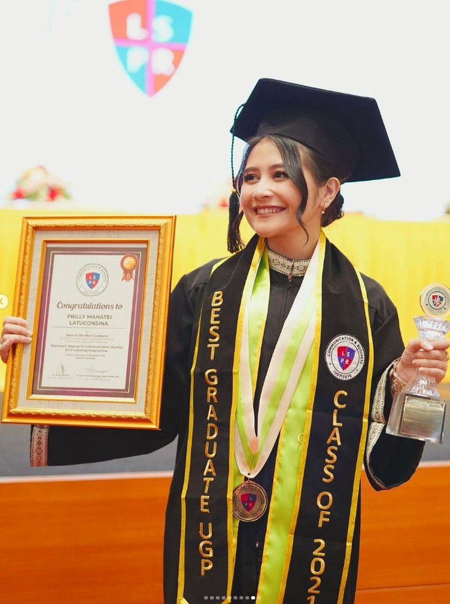 Dalam channel Youtube-nya beberapa waktu lalu, Prilly Latuconsina menyatakan bahwa butuh perjuangan dan pengorbanan yang besar untuk bisa menyelesaikan kuliahnya.Foto: Instagram Prilly Latuconsina