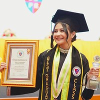 Dalam channel Youtube-nya beberapa waktu lalu, Prilly Latuconsina menyatakan bahwa butuh perjuangan dan pengorbanan yang besar untuk bisa menyelesaikan kuliahnya.Foto: Instagram Prilly Latuconsina