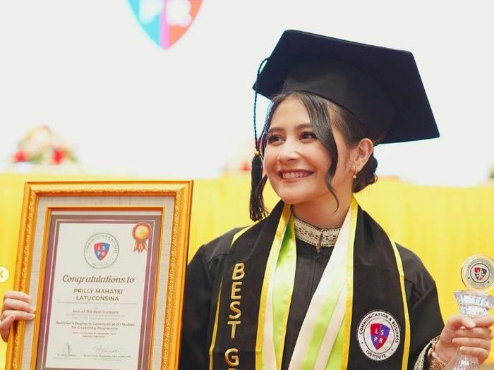 Momen Prilly Latuconsina wisuda