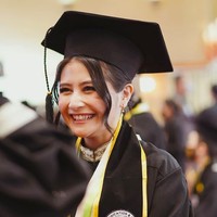 Prilly Latuconsina resmi lulus kuliah dan mendapat gelar Sarjana Ilmu Komunikasi dari Universitas London School of Public Relations. Aktris 25 tahun itu baru saja diwisuda pada Senin (6/12/2021). Foto: dok. Instagram