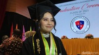 Prilly Latuconsina tak bisa menyembunyikan senyum bahagianya, Yang pasti senang, senang sekali karena tadi sudah mau menangis sebenarnya ingat perjuangannya kuliah sambil kerja tuh adalah perjuangan yang tidak mudah. Benar-benar harus berbagi waktu antara pekerjaan terus kuliah apalagi teman-teman pasti tahu semuanya, ungkapnya. Foto: Hanif/detikHOT