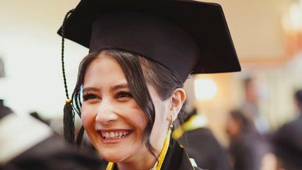 7 Potret Cantik Prilly Latuconsina Wisuda, Lulus dengan Gelar Best of The Best