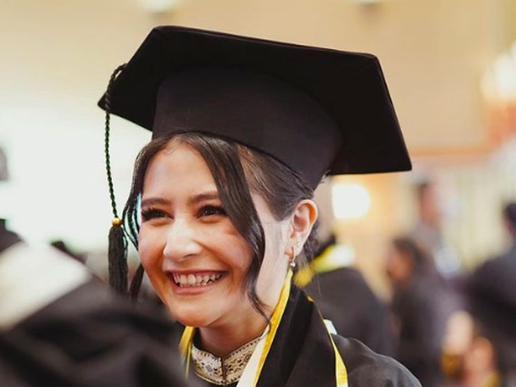 7 Potret Cantik Prilly Latuconsina Wisuda, Lulus dengan Gelar Best of The Best