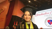 Prilly Latuconsina ingat betul bagaimana dirinya berjuang menyelesaikan skripsi sambil kerja. Syuting itu nggak ada jam kerja ya, jadi kerja dari pagi ke pagi. Terus perjuangan mengerjakan skripsi 2 semester itu juga posisinya lagi syuting film, dan kebetulan lagi memproduseri film juga capeknya double, triple, cerita Prilly Latuconsina. Foto: Hanif/detikHOT