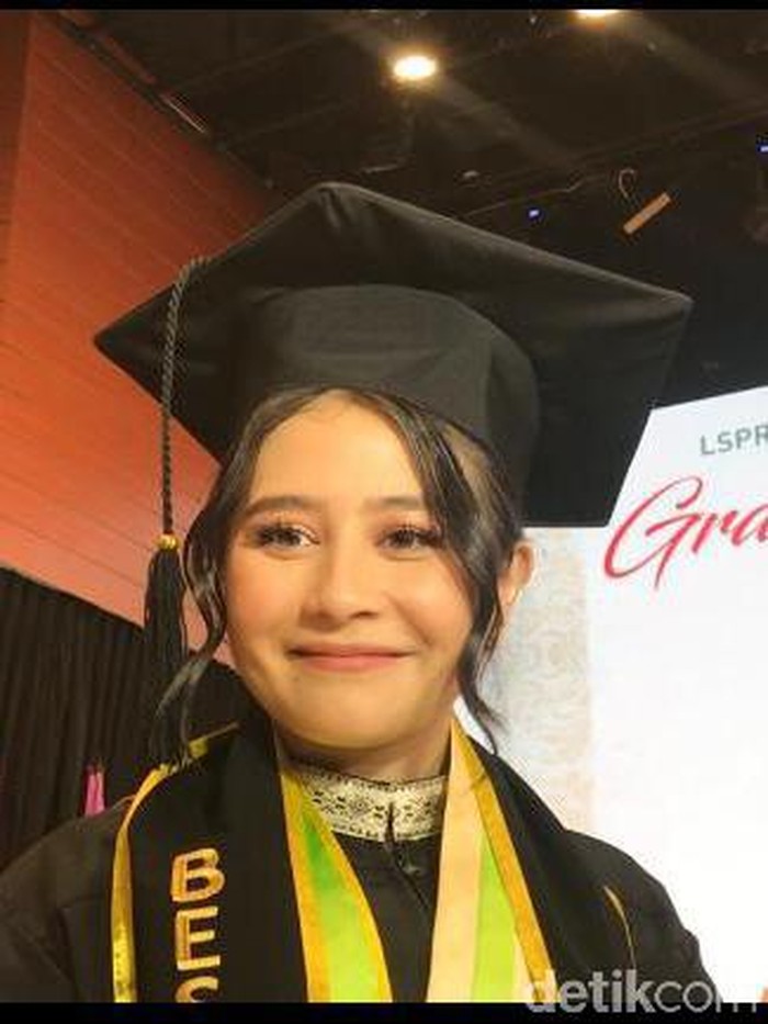 Prilly Latuconsina wisuda