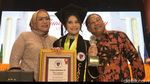 Momen Prilly Latuconsina Jadi Wisudawan Terbaik dan Dapat Beasiswa S2