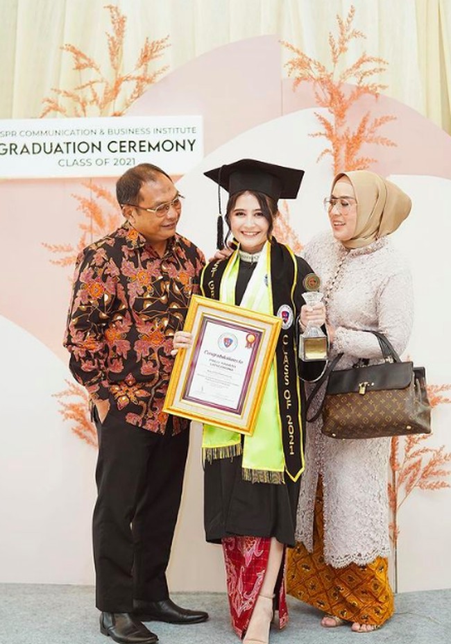 Inilah potret wisuda Prilly yang ditemani oleh kedua orangtuanya. Pencapaian Prilly ini tentu saja membanggakan kedua orangtua Prilly, lantaran di tengah kesibukannya syuting, Prilly tetap mementingkan pendidikan hingga meraih gelar cum laude. Foto: dok. Instagram