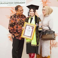 Inilah potret wisuda Prilly yang ditemani oleh kedua orangtuanya. Pencapaian Prilly ini tentu saja membanggakan kedua orangtua Prilly, lantaran di tengah kesibukannya syuting, Prilly tetap mementingkan pendidikan hingga meraih gelar cum laude. Foto: dok. Instagram