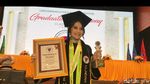 Momen Prilly Latuconsina Jadi Wisudawan Terbaik dan Dapat Beasiswa S2