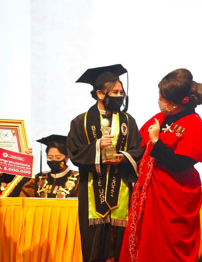 Artis yang namanya melejit setelah membintangi sinetron Ganteng-ganteng Serigala itu telah lulus kuliah pada bulan Agustus. Foto: dok. Instagram