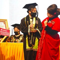 Artis yang namanya melejit setelah membintangi sinetron Ganteng-ganteng Serigala itu telah lulus kuliah pada bulan Agustus. Foto: dok. Instagram