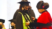 Kemarin Prilly Latuconsina menjadi salah satu wisudawan di London School of Public Relations. Foto: dok. Instagram Prilly Latuconsina