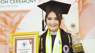 Momen Prilly Latuconsina Jadi Wisudawan Terbaik dan Dapat Beasiswa S2