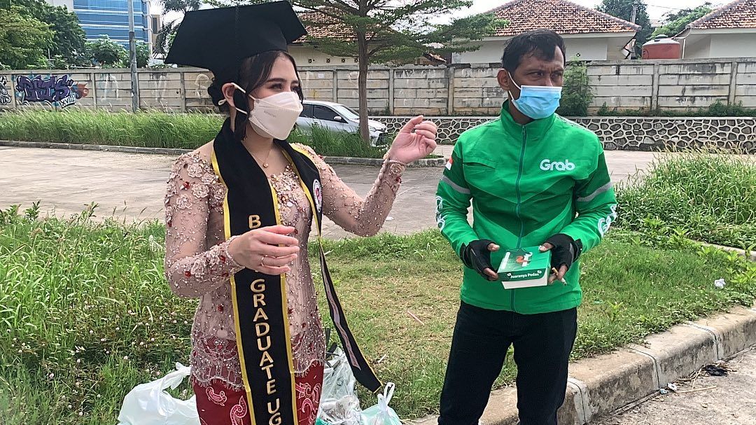 Jadi Lulusan Terbaik, Prilly Latuconsina Dikirimi Food Truck oleh Fans
