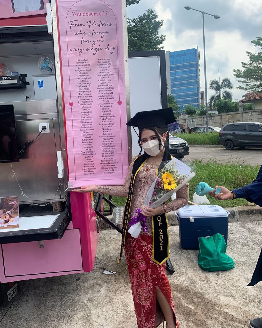 Jadi Lulusan Terbaik, Prilly Latuconsina Dikirimi Food Truck oleh Fans