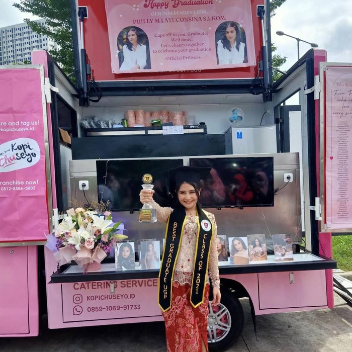 Jadi Lulusan Terbaik, Prilly Latuconsina Dikirimi Food Truck oleh Fans