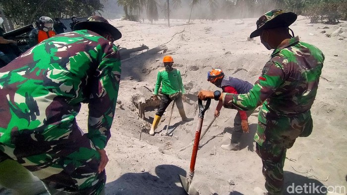 Tim SAR gabungan terus melakukan pencarian korban erupsi Gunung Semeru di Lumajang. Tim pun disebar di sejumlah titik lokasi yang terdampak erupsi.