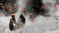 Diketahui, dalam data BPBD Jawa Timur pada Senin (6/12), tercatat ada 22 korban meninggal dunia dalam erupsi Gunung Semeru.