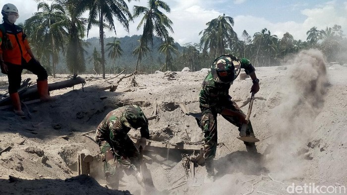 Tim SAR gabungan terus melakukan pencarian korban erupsi Gunung Semeru di Lumajang. Tim pun disebar di sejumlah titik lokasi yang terdampak erupsi.