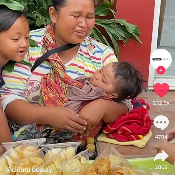 Punya 13 Anak, Ibu Penjual Keripik Ini Terharu Diajak Makan di Restoran Punya 13 Anak, Ibu Penjual Keripik Ini Terharu Diajak Makan di Restoran