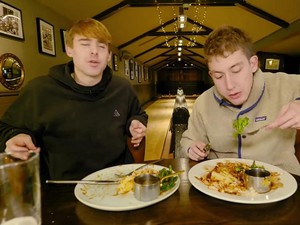 Datang ke Resto Berusia 6 Abad, YouTuber Ini Terpikat Makanan Klasik