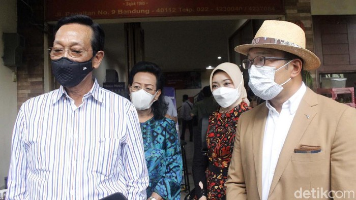 Gubernur DIY Sri Sultan Hamengkubuwono X mengunjungi Kota Bandung, Jabar. Ridwan Kamil mengajaknya makan Ayam Goreng Nikmat di Jalan Panaitan, Kota Bandung.