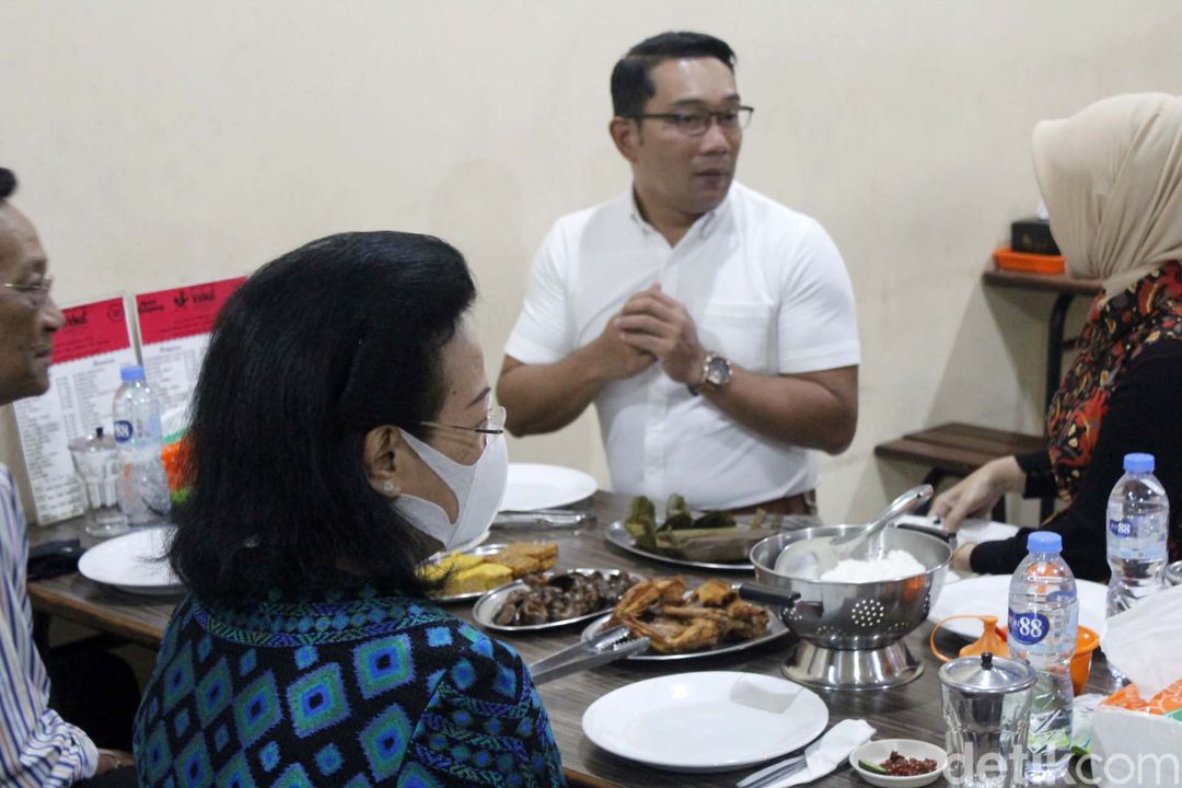 Gubernur DIY Sri Sultan Hamengkubuwono X mengunjungi Kota Bandung, Jabar. Ridwan Kamil mengajaknya makan Ayam Goreng Nikmat di Jalan Panaitan, Kota Bandung.