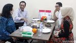 Ridwan Kamil Ajak Sri Sultan HB X Makan Ayam Goreng di Bandung