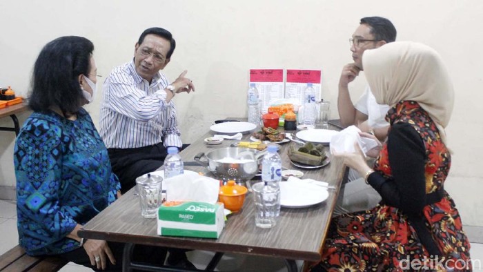Ridwan Kamil Ajak Sri Sultan Makan Ayam Goreng di Bandung Gubernur DIY Sri Sultan Hamengkubuwono X mengunjungi Kota Bandung, Jabar. Ridwan Kamil mengajaknya makan Ayam Goreng Nikmat di Jalan Panaitan, Kota Bandung.