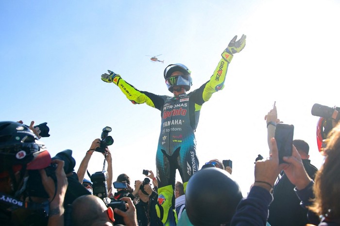 Petronas Yamaha SRT Italian rider Valentino Rossi waves after the MotoGP race of the Valencia Grand Prix at the Ricardo Tormo racetrack in Cheste, on November 14, 2021. - A sporting icon rides into retirement on November 14, 2021 at the Valencia MotoGP where nine-time world champion Valentino Rossis name will grace the grid for the very last time. (Photo by JOSE JORDAN / AFP)