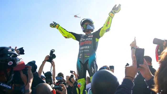 Petronas Yamaha SRT Italian rider Valentino Rossi waves after the MotoGP race of the Valencia Grand Prix at the Ricardo Tormo racetrack in Cheste, on November 14, 2021. - A sporting icon rides into retirement on November 14, 2021 at the Valencia MotoGP where nine-time world champion Valentino Rossi's name will grace the grid for the very last time. (Photo by JOSE JORDAN / AFP)