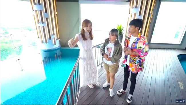 Inilah gedung tinggi yang menjadi rumah keluarga crazy rich Surabaya. Bukan cuma menempati, keluarga Tanoko sekaligus memiliki gedung yang dilengkapi fasilitas mewah bak hotel berbintang ini. Kemewahan apartemen keluarga Tanoko juga semakin lengkap dengan kehadiran kolam renang berkonsep indoor. Filter yang digunakan pun khusus sehingga menghasilkan air ozon. (Foto: YouTube/Trans7 Official)