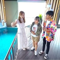 Inilah gedung tinggi yang menjadi rumah keluarga crazy rich Surabaya. Bukan cuma menempati, keluarga Tanoko sekaligus memiliki gedung yang dilengkapi fasilitas mewah bak hotel berbintang ini. Kemewahan apartemen keluarga Tanoko juga semakin lengkap dengan kehadiran kolam renang berkonsep indoor. Filter yang digunakan pun khusus sehingga menghasilkan air ozon. (Foto: YouTube/Trans7 Official)