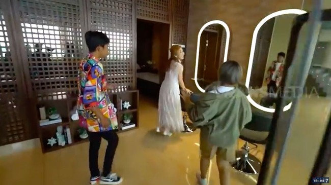 Belinda juga memiliki sebuah salon pribadi dan spa. Hairdresser selalu stand-by ketika Belinda membutuhkan jasanya. (Foto: YouTube/Trans7 Official)