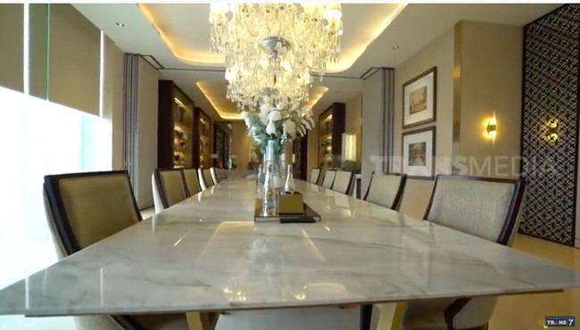 Sebuah lantai didedikasikan untuk menjamu para tamu. Terdapat area makan yang dilengkapi meja marmer dan lampu kristal keluaran Baccarat yang diimpor dari Prancis. (Foto: YouTube/Trans7 Official)