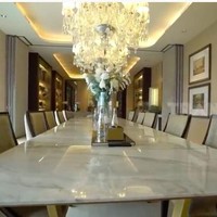 Sebuah lantai didedikasikan untuk menjamu para tamu. Terdapat area makan yang dilengkapi meja marmer dan lampu kristal keluaran Baccarat yang diimpor dari Prancis. (Foto: YouTube/Trans7 Official)