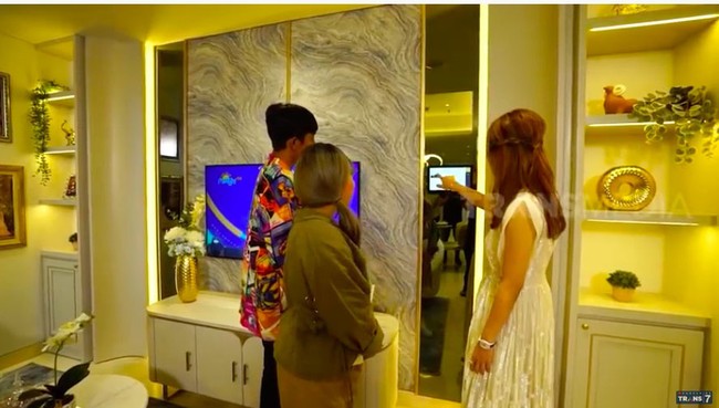 Tak sekadar mewah, apartemen Belinda dilengkapi sistem keamanan yang canggih. Belinda dapat melihat secara langsung tamunya yang sedang menunggu di lobi bawah. (Foto: YouTube/Trans7 Official)