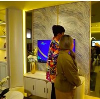 Tak sekadar mewah, apartemen Belinda dilengkapi sistem keamanan yang canggih. Belinda dapat melihat secara langsung tamunya yang sedang menunggu di lobi bawah. (Foto: YouTube/Trans7 Official)