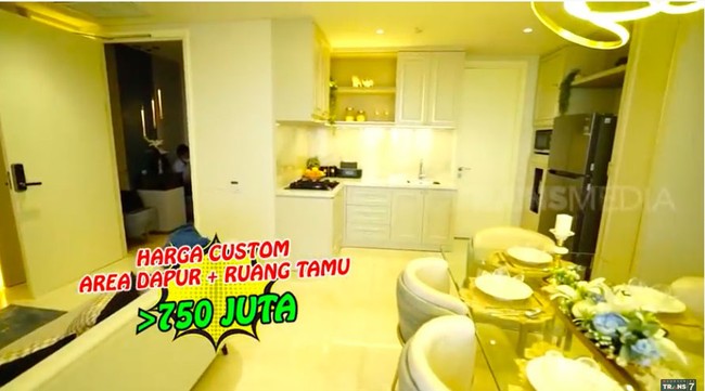 Masing-masing anggota keluarga tinggal di unit apartemen berbeda. Belinda Tanoko memilih sebuah kondominium dengan desain interior bergaya chic dan modern yang didominasi nuansa putih. Untuk desain interior saja, Belinda menghabiskan Rp 750 juta. (Foto: YouTube/Trans7 Official)