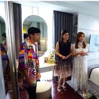 Kamar tidur Belinda tak terlalu besar, tapi terlihat nyaman berkat interior-interior berwarna lembut. Saat home tour, Belinda ditemani ibunya. Kalau papah-mamah tinggal di penthouse, lantai 33, katanya. Harganya sendiri ditaksir mencapai Rp 50 miliar. (Foto: YouTube/Trans7 Official)