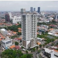 Inilah gedung tinggi yang menjadi rumah keluarga crazy rich Surabaya. Bukan cuma menempati, keluarga Tanoko sekaligus memiliki gedung yang dilengkapi fasilitas mewah bak hotel berbintang ini. Tim Sobat Misqueen Trans7 sempat menyambangi kediaman mereka baru-baru ini.  (Foto: YouTube/Trans7 Official)
