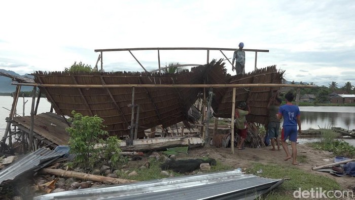 Rumah warga di Polman hancur akibat diterjang banjir rob dan angin kencang. (Abdy/detikcom)