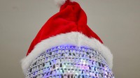 Petugas di pusat vaksinasi COVID-19 kawasan Bucharest, Rumania, punya cara unik nan menarik dalam menyambut Natal, yakni dengan menyusun ribuan botol COVID-19 kosong menjadi Pohon Natal.