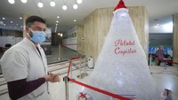 Sekitar 19 ribu botol vaksin COVID-19 kosong itu disusun menjadi sebuah pohon Natal dengan tinggi mencapai 3 meter.