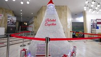 Penampakan ribuan botol vaksin COVID-19 kosong yang disusun menjadi pohon Natal di Rumania. AP Photo/Andreea Alexandru