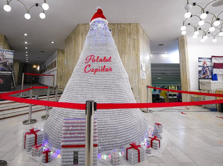 Tahu Nggak, Ada Pohon Natal dari Botol Vaksin COVID-19 di Rumania
